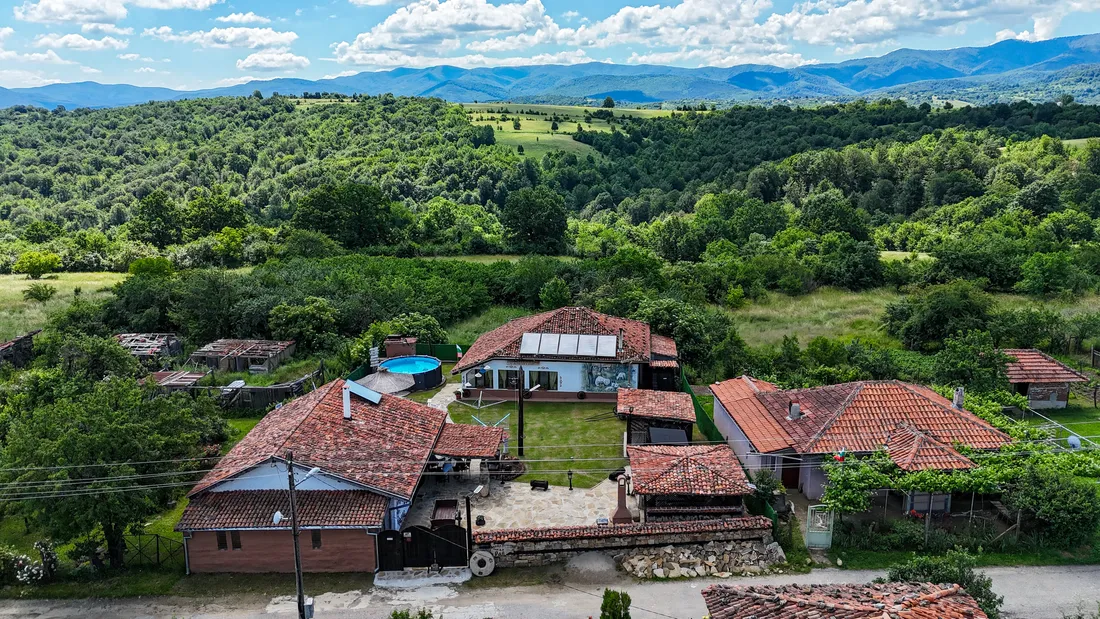 Къщите от въздуха, сред зелените хълмове на Еленския Балкан